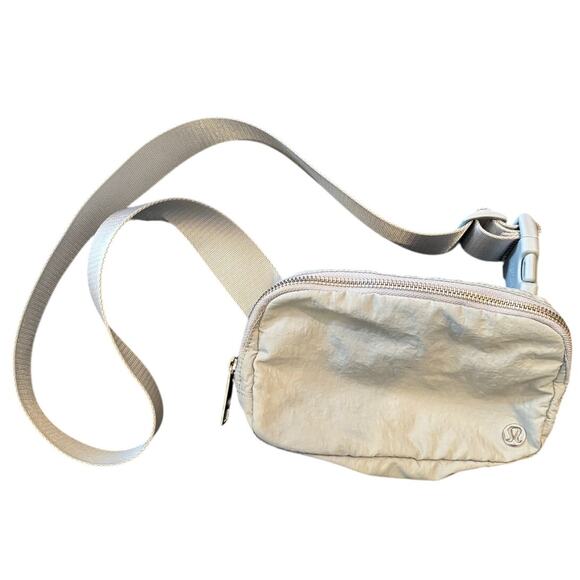 Lululemon Everywhere Belt Bag IL, Crossbody, Light Gray, Sold Out Color - Picture 1 of 5